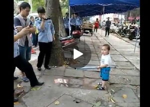 幼童持鋼管護(hù)奶奶 一場令人心酸的街頭對(duì)峙